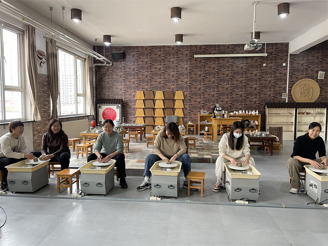 1709778612656988.jpg 體驗非遺熱辣滾燙――盛世長安小學(xué)開展“三八” 女神節(jié)陶藝制作活動 (2).jpg