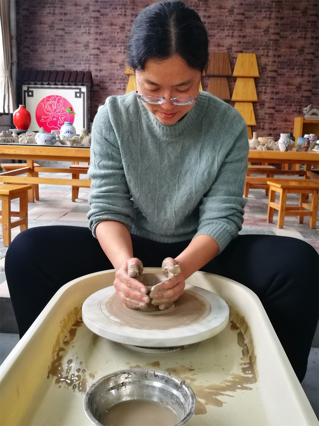 1709778802325471.jpg 體驗非遺熱辣滾燙――盛世長安小學(xué)開展“三八” 女神節(jié)陶藝制作活動 (8).jpg