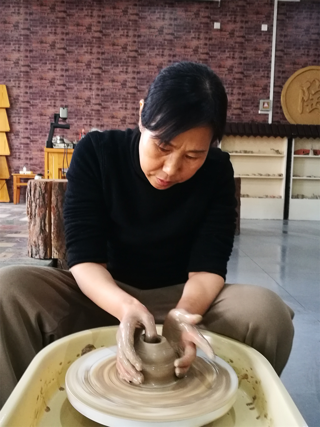 1709778810202735.jpg 體驗非遺熱辣滾燙――盛世長安小學(xué)開展“三八” 女神節(jié)陶藝制作活動 (9).jpg