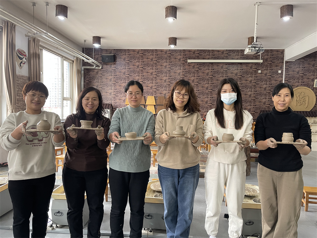 1709778842286237.jpg 體驗非遺熱辣滾燙――盛世長安小學(xué)開展“三八” 女神節(jié)陶藝制作活動 (6).jpg