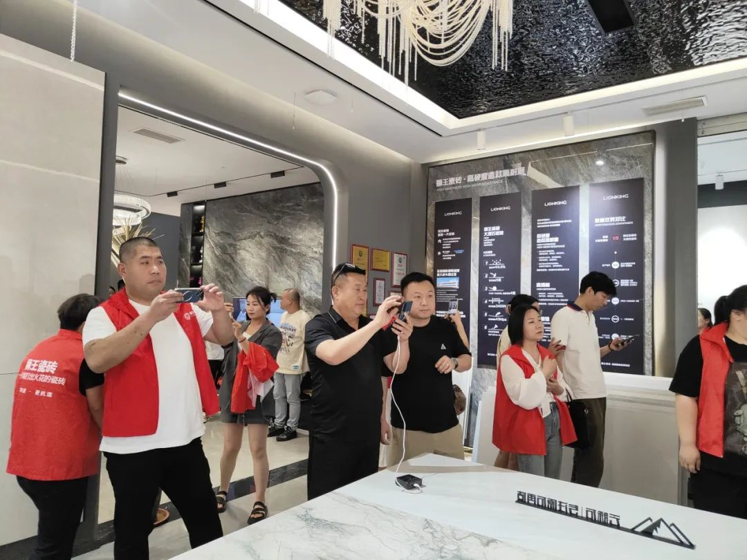 1716949626919092.jpg 抖勢達人 獅王瓷磚第二季抖音精英特訓營暨2024全國聯(lián)動啟動會盛大召開20.jpg