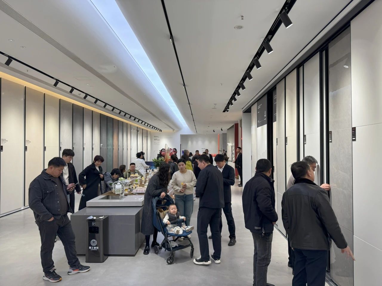 1741913666374511.jpg 獅王瓷磚“云脈覺醒”發布會:共繪新藍圖 共贏2025!13.jpg