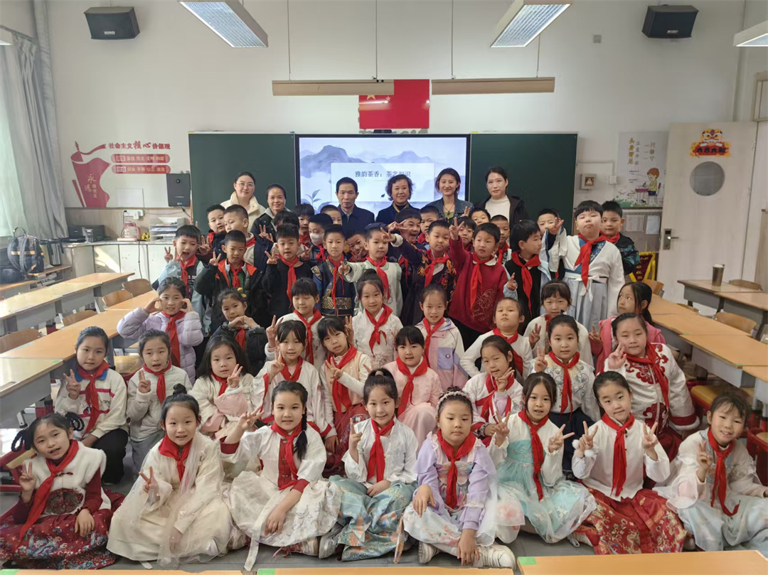 1774344715411791.jpg 領略中國茶文化之美——盛世長安小學陶藝社團開展茶文化主題實踐活動 (2).jpg